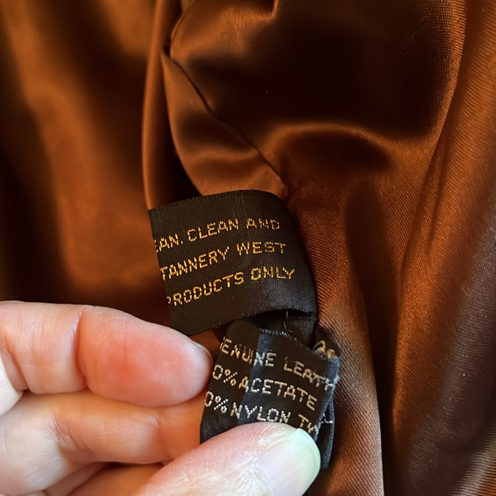 Beautiful brown leather jacket, it has shoulder pads - Picture 11 of 13